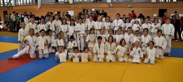 strahlende U10 U12 Maedel nach der Oberpfalzmeisterschaft 2019